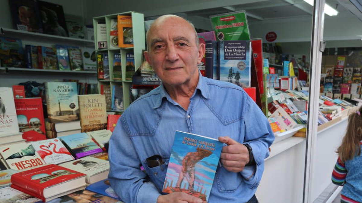Pedro Cotado, con su libro ‘Romance sangrante de España y de Europa’, ayer.