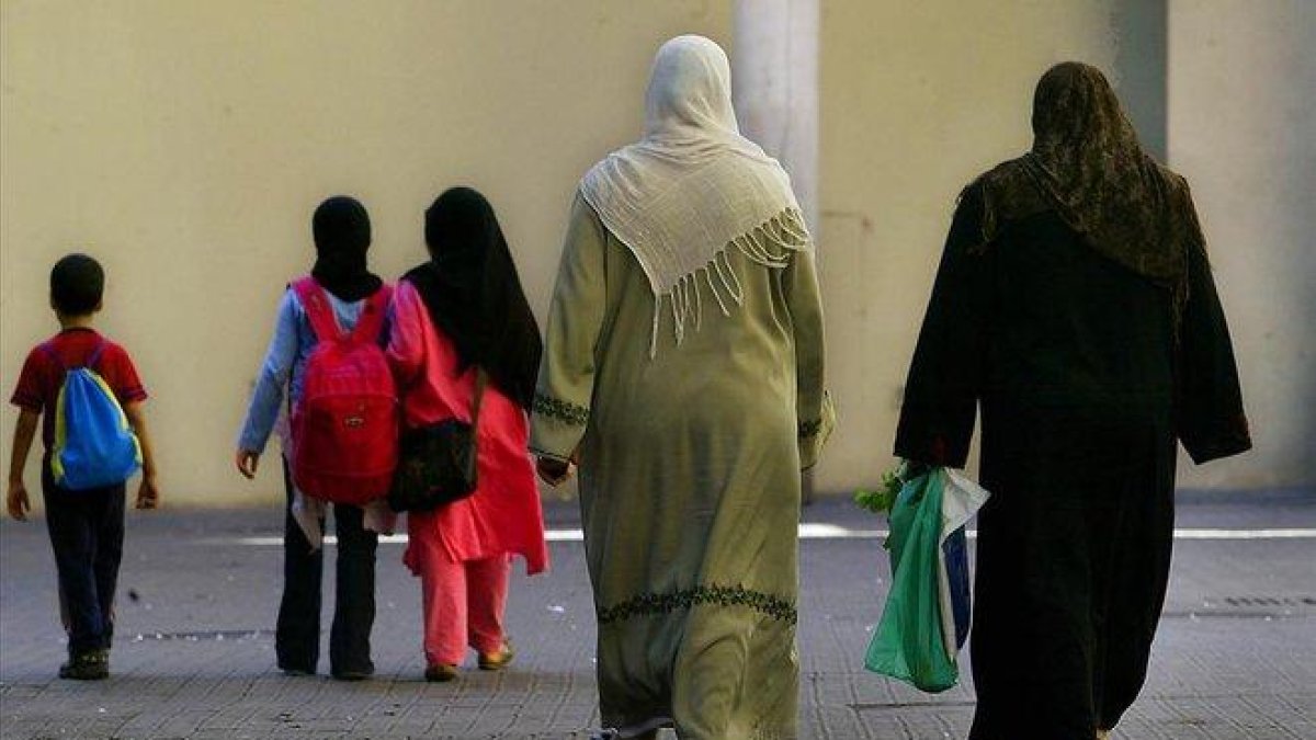 Grupo de mujeres con hiyab.