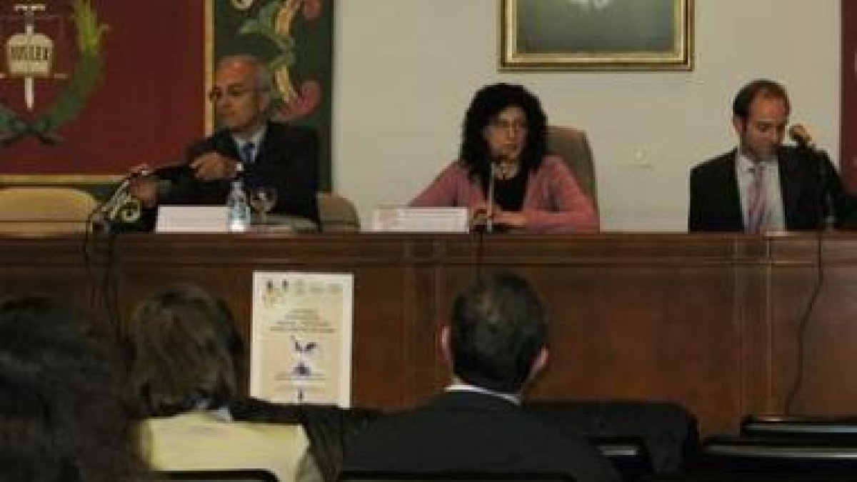 Teresa Gutiérrez, en el centro, durante la conferencia celebrada en la Universidad.