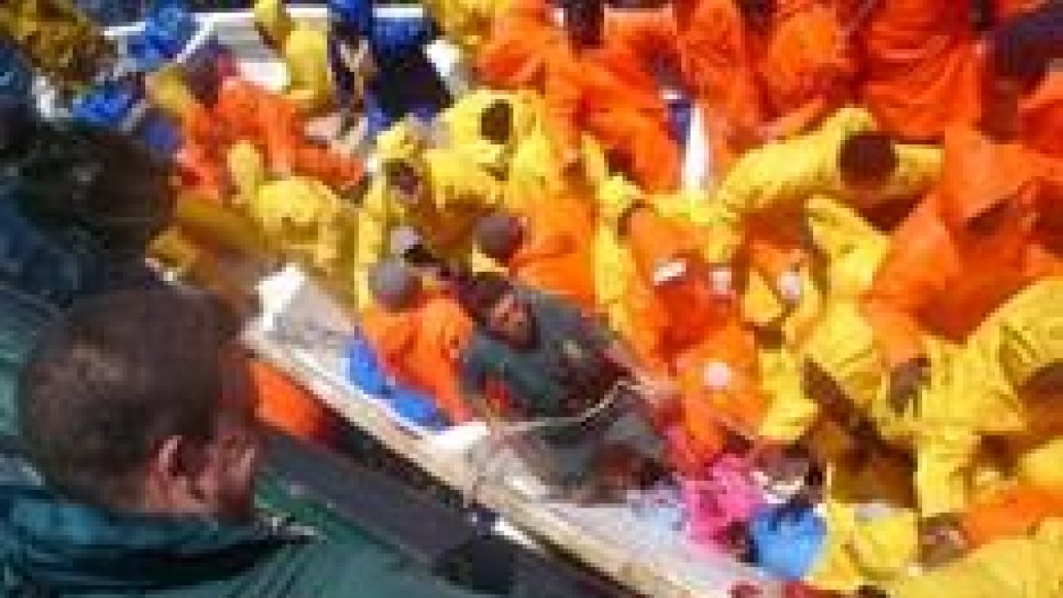 Los ocupantes de un cayuco son rescatados por la tripulación de la embarcación «Río Duero»