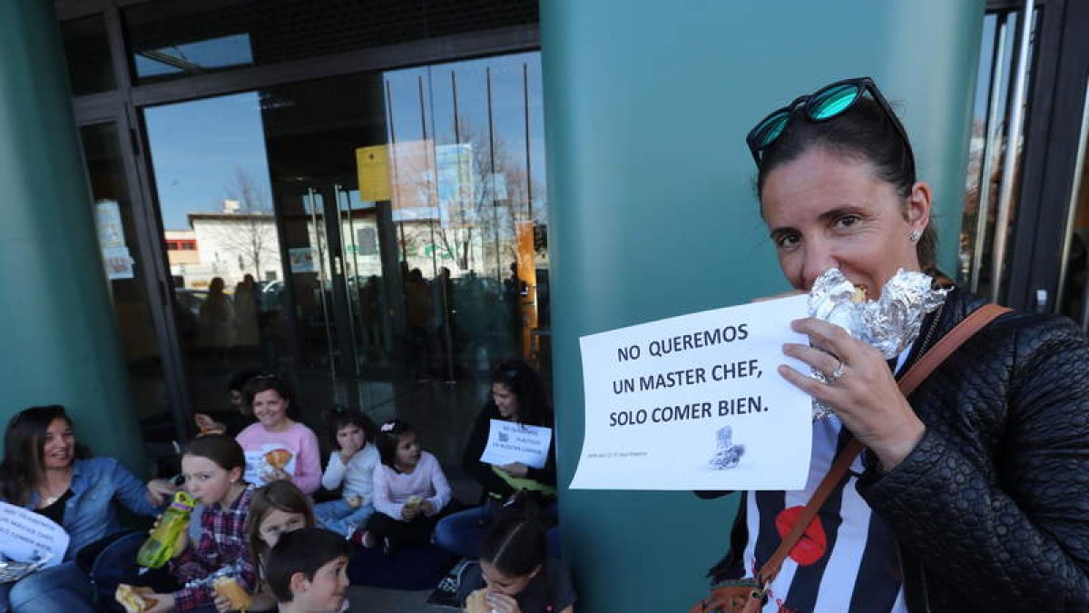 Protesta de padres y escolares ante la sede de la Junta el pasado 16 de marzo. L. DE LA MATA