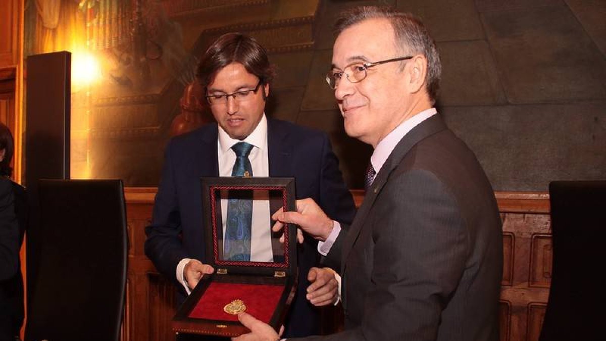 Emilio Orejas entrega el galardón al presidente de Asprona, José Mª. Martínez