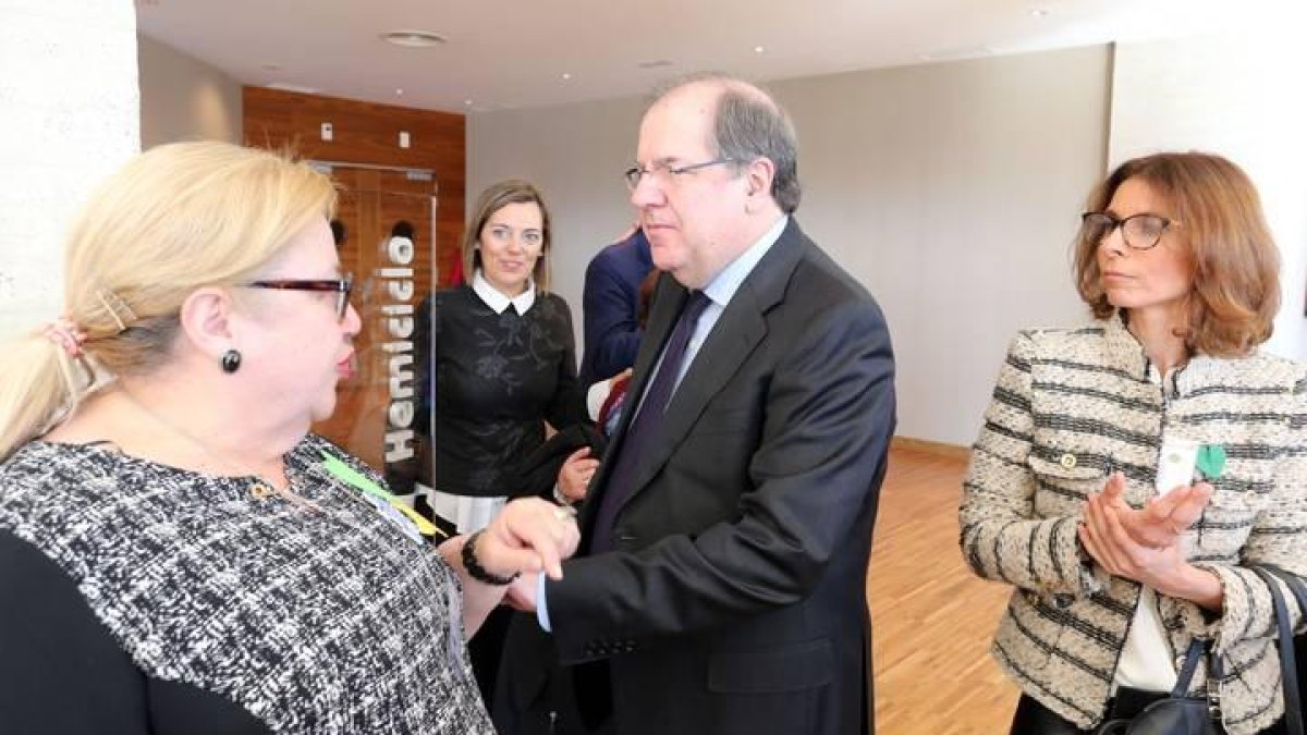 El presidente de la Junta, Juan Vicente Herrera, saluda a algunos representantes de asociaciones de niños de centros de Educación Especial que visitaron la sede de las Cortes de Castilla y León.