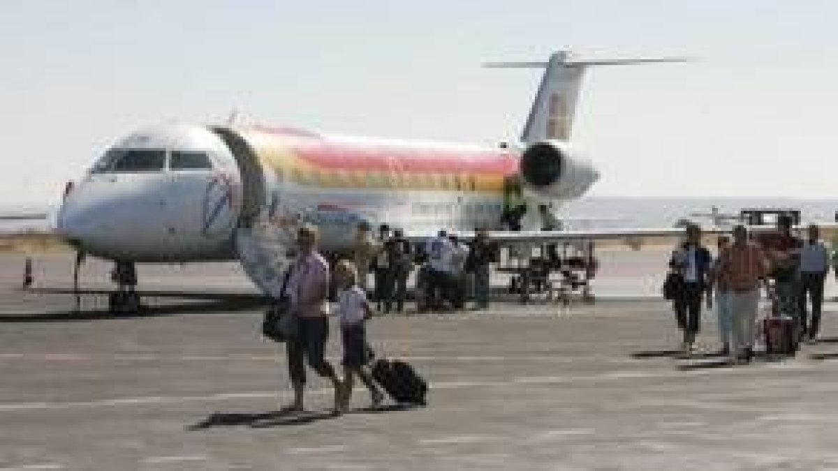Llegada de pasajeros al aeropuerto de la Virgen del Camino, en una imagen de archivo