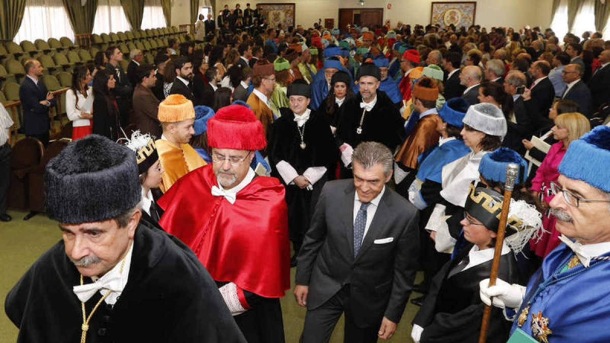 El rector, en primer término, abandera el paseo del consejero de Educación y del presidente del Consejo Social; a la derecha, las autoridades presentes. RAMIRO