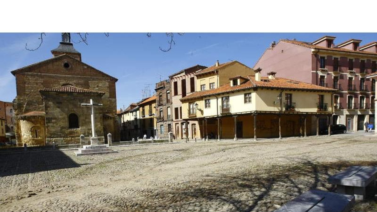 Vista actual de la Plaza del Grano con su pavimento tradicional, que será conservado aunque con una base diferente.