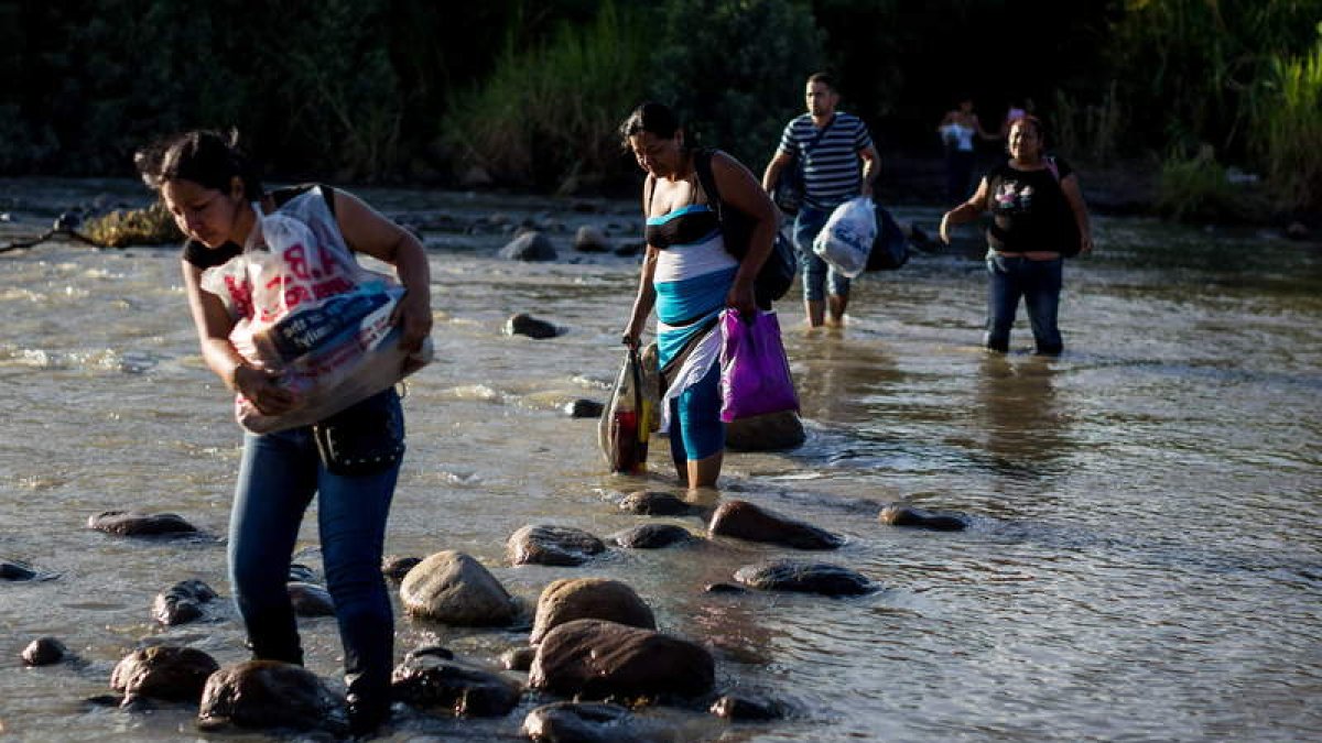 Un total de 63.000 venezolanos cruzan a diario la frontera entre Colombia y Venezuela. GUTIÉRREZ