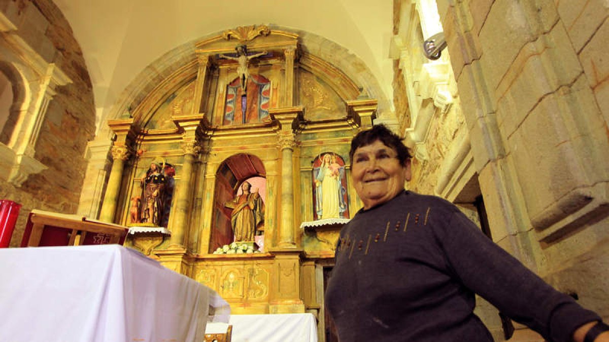 María Díaz Rodríguez es la que tiene la llave de esta iglesia del siglo XVII y ayer enseñaba el retablo que falta por restaurar.