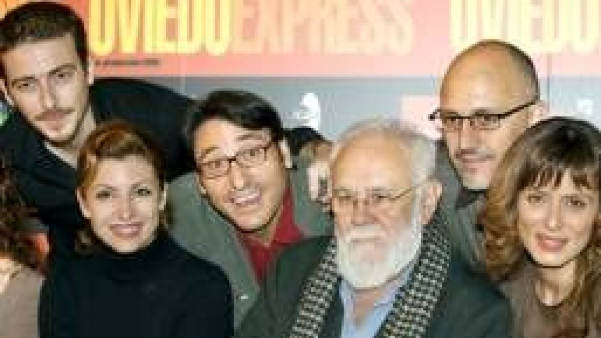 El director Gonzalo Suárez rodeado por los actores de su película «Oviedo Express»