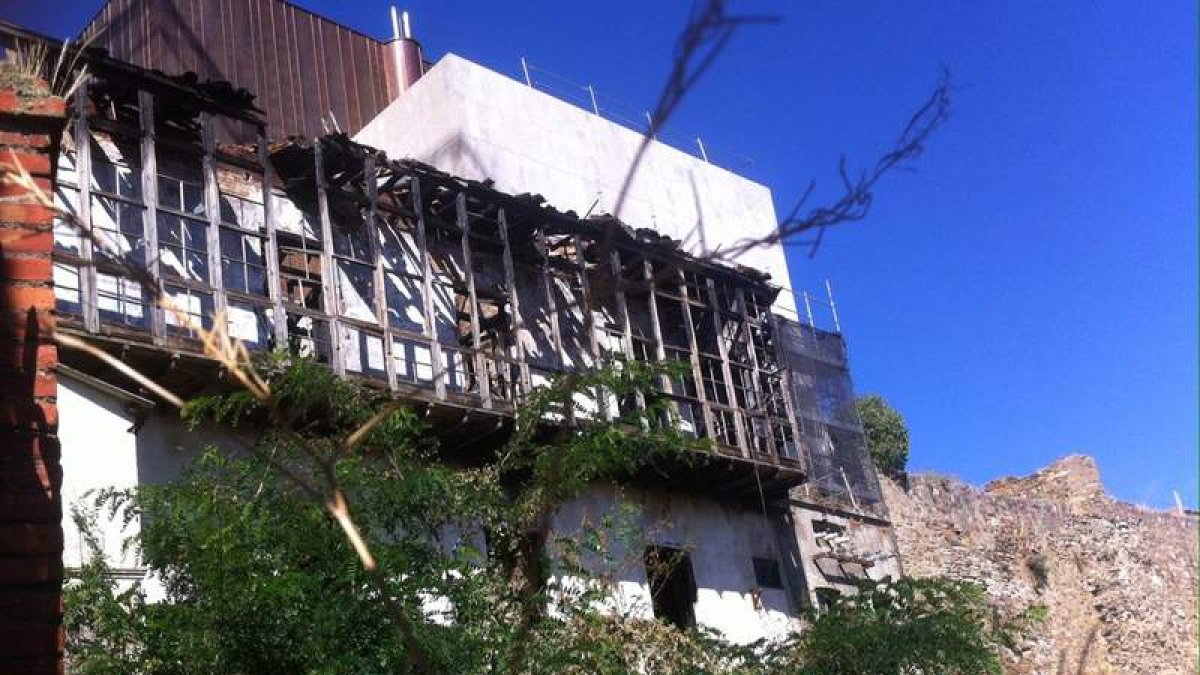 La casa de la antigua Harinera de La Brecha quedó abrasada tras un incendio en agosto