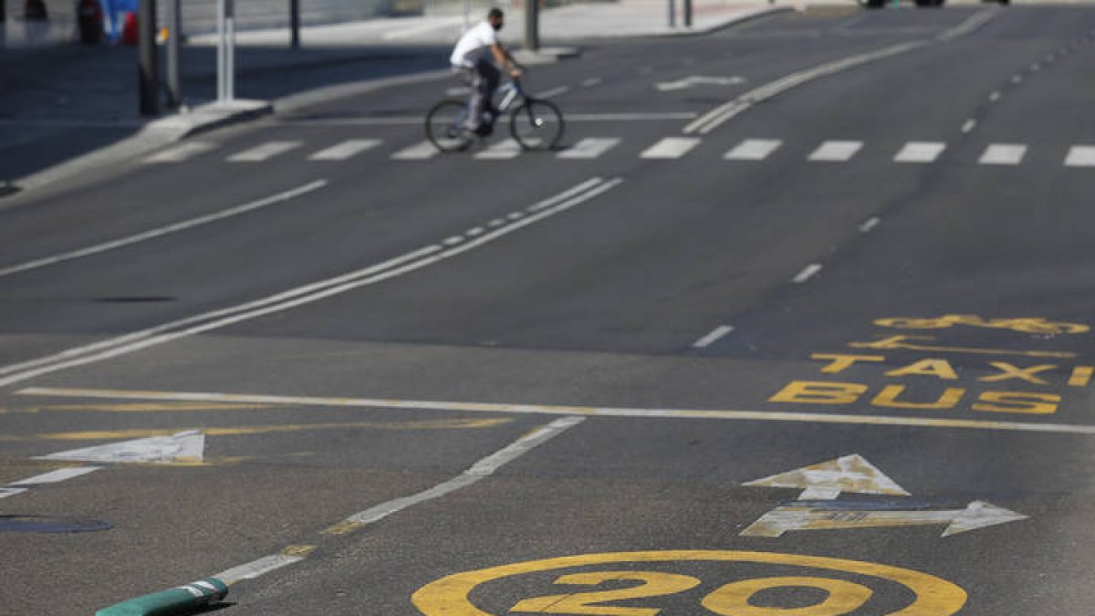 Bolardos de plástico para separar el carril de 30 km/h en la avenida Palencia. F. Otero Perandones.