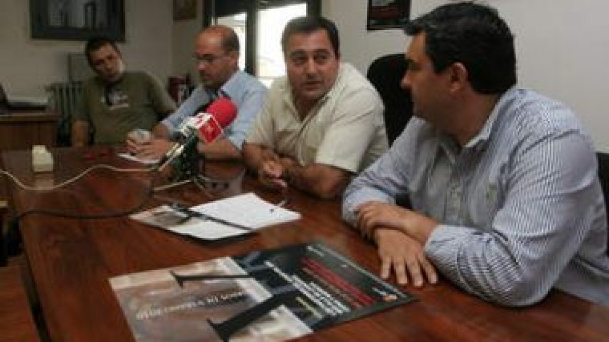 Martínez Yebra, Carbajo, Fernández y Ramón, ayer en el Ayuntamiento de Toral.
