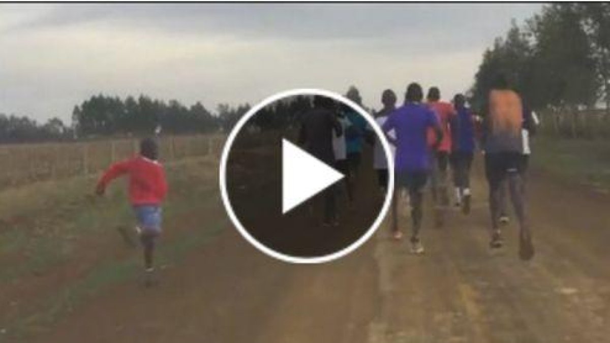 Un niño trata de seguir el ritmo de los mayores en Kenia.