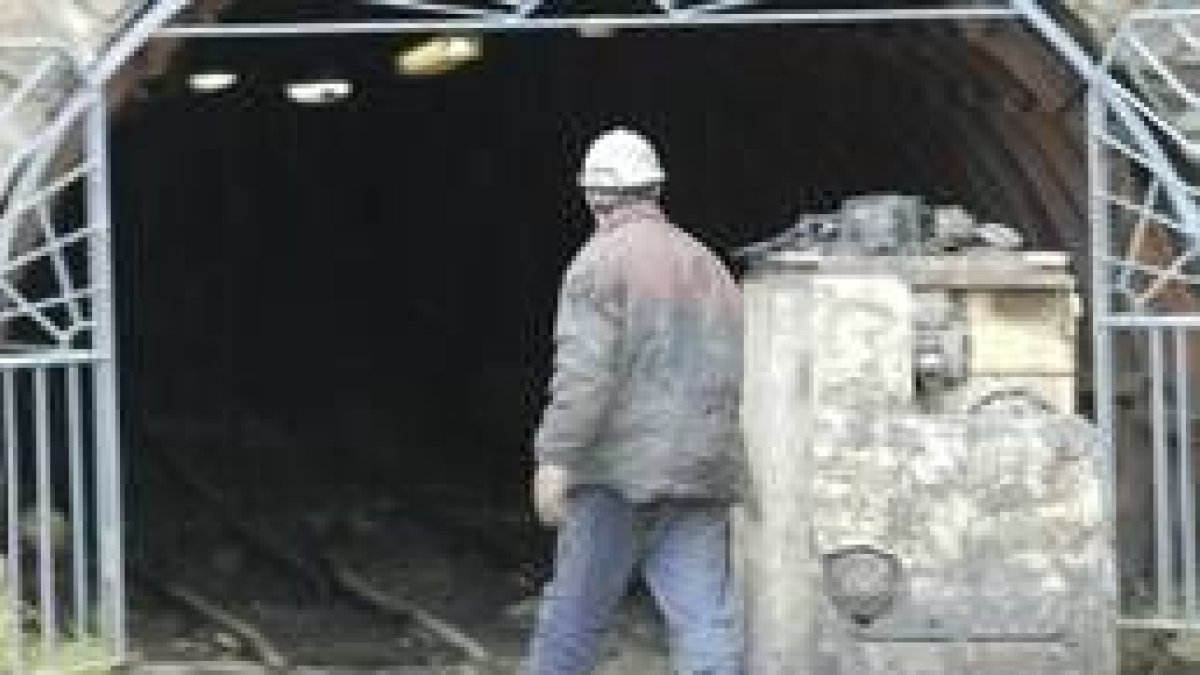 IU exige en su propuesta que se respeten los puestos de trabajo en las explotaciones mineras