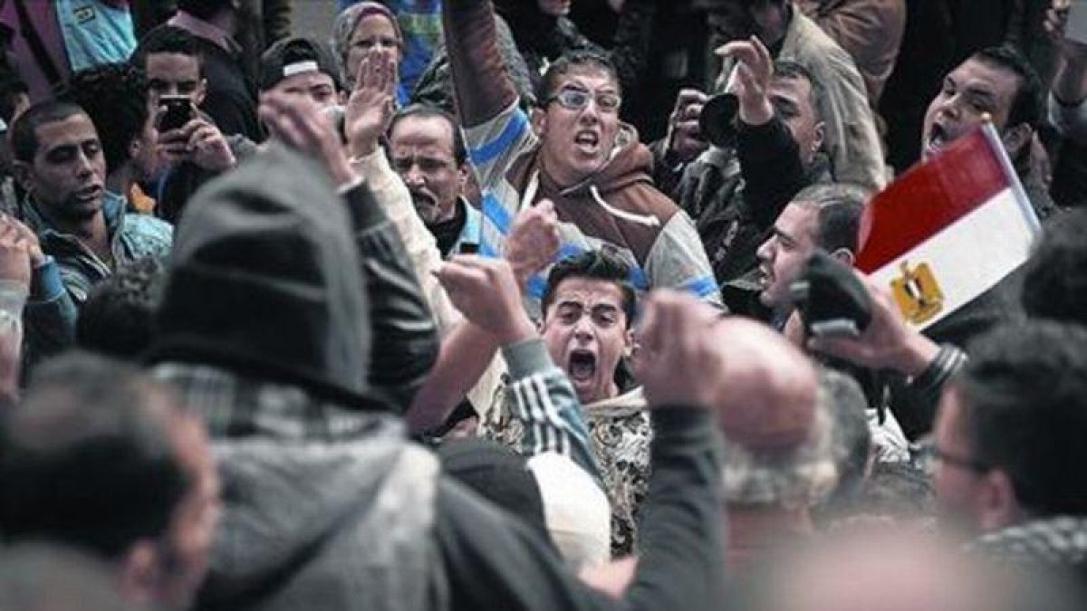 Un grupo de jóvenes se manifiestan contra el presidente Al Sisi, en El Cairo.