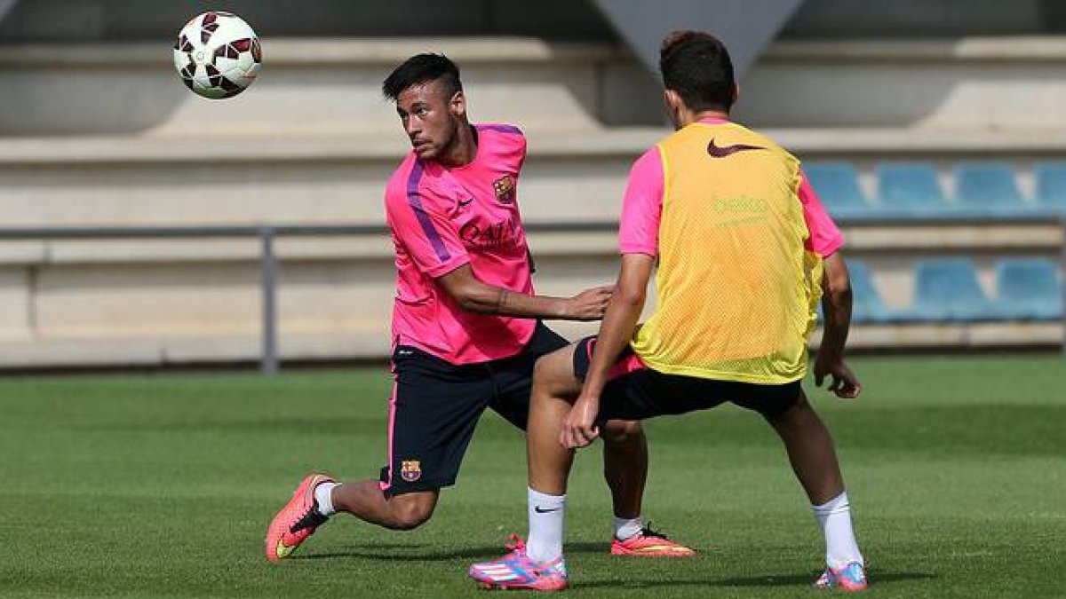 Neymar, durante el entrenamiento de este lunes en la ciudad deportiva de Sant Joan Despí.