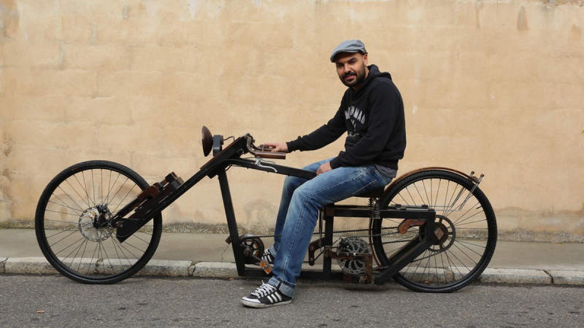 El ebanista Ricardo Velilla, montado en su elegante ‘Graceland’, una de las ‘bicicletas de autor’ que crea en su taller de San Andrés del Rabanedo aunando madera y metal.