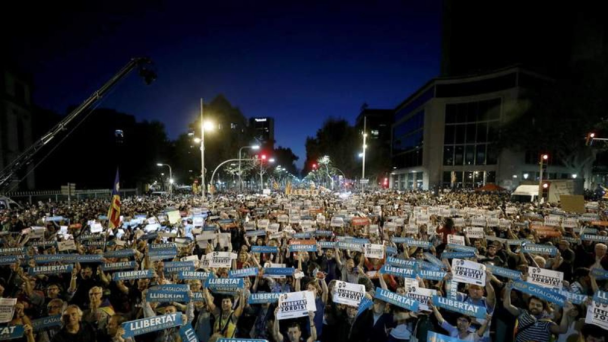 Asistentes a la manifestación en Barcelona. ANDREU DALMAU