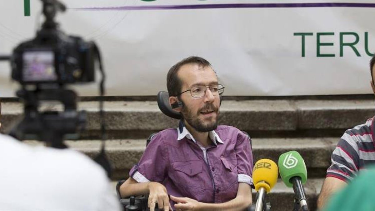 El eurodiputado de Podemos Pablo Echenique comparece en rueda de prensa para dar a conocer el proceso de debate y organización en que anda inmersa la formación.