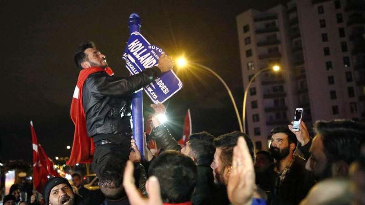 Partidarios de Erdogan arrancan el letrero de una calle llamada Holanda en Ankara. TUMAY BERKIN