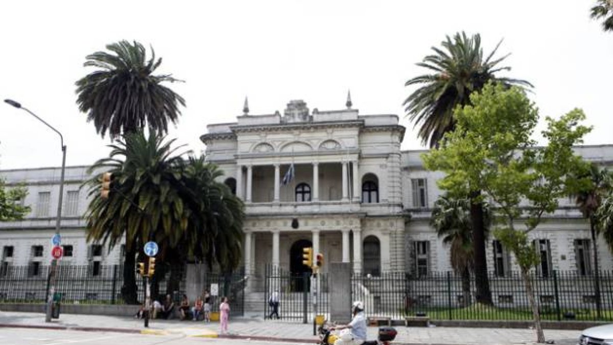 El Hospital Militar de Montevideo, donde están ingresados cinco de los seis presos de Guantánamo trasladados a Uruguay, este domingo.