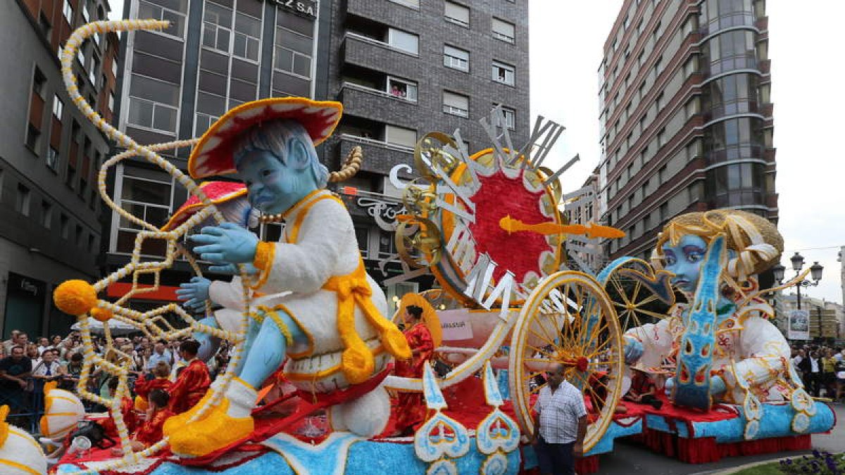 Una de las carrozas más vistosas por su aparatosidad cerró el desfile