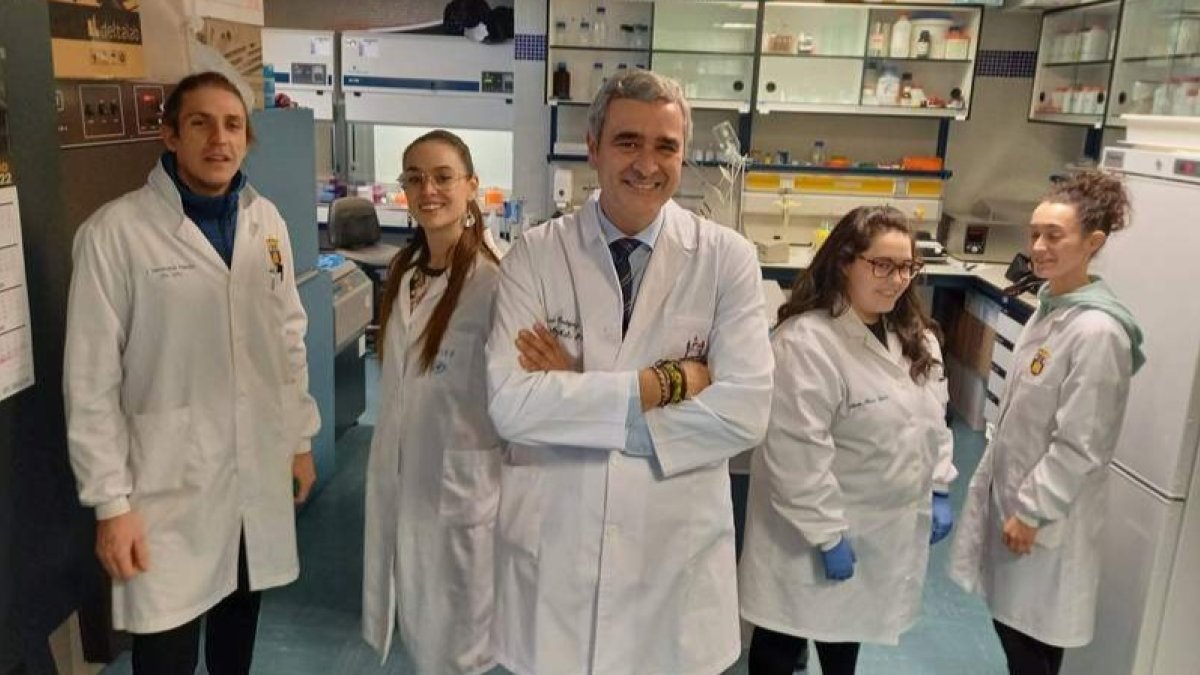 El profesor Rodríguez Lázaro, con una parte de  su equipo de investigadores. DL