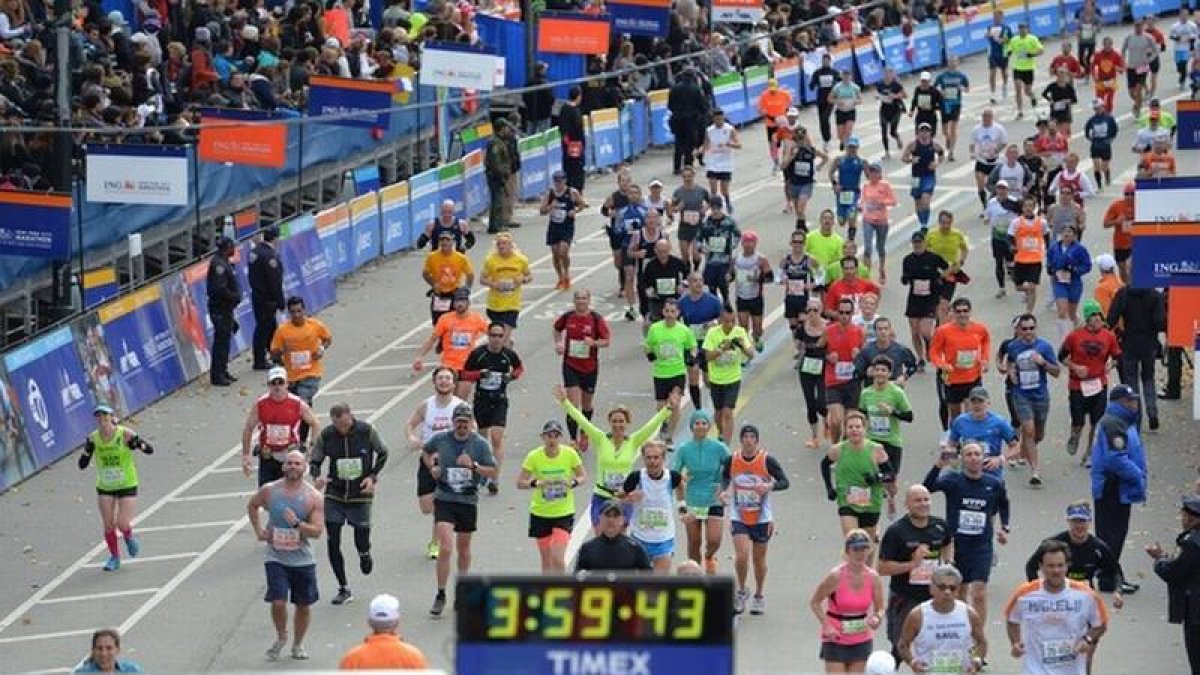 Corredores cruzan la línea de meta en el maratón de Nueva York, celebrado el pasado 3 de noviembre.