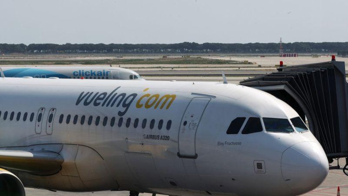 Imagen de archivo de uno de los aviones de la compañía Vueling en el aeropuerto de El Prat de Barcelona.