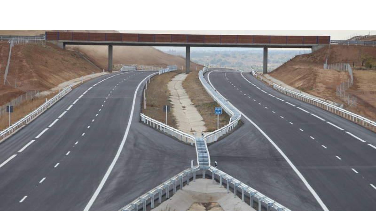 Aspecto de las obras del tramo entre León y Puente Villarente ayer, en el que se puede apreciar que en este trayecto la autovía está completamente finalizada.