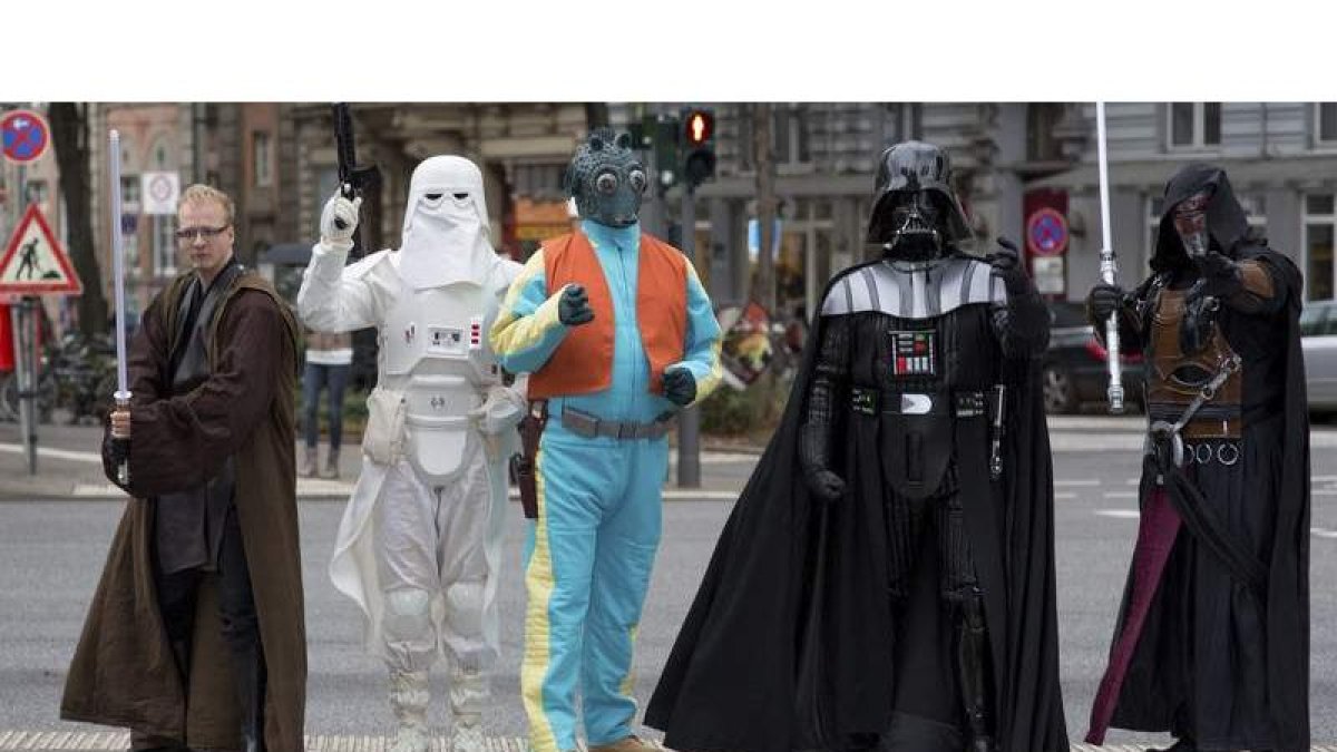 Fans de la saga Star Wars desfilan ataviados como los personajes por las calles de Hamburgo