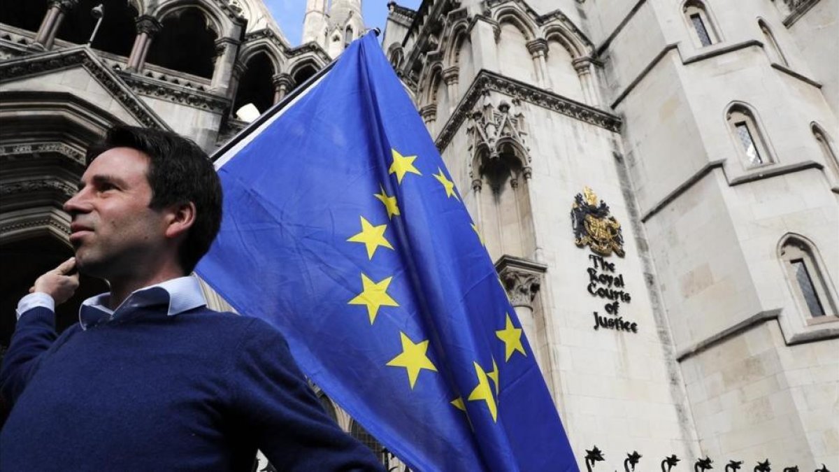 Un manifestante proeuropeo, frente a la sede del Tribunal Supremo de Londres, el pasado octubre