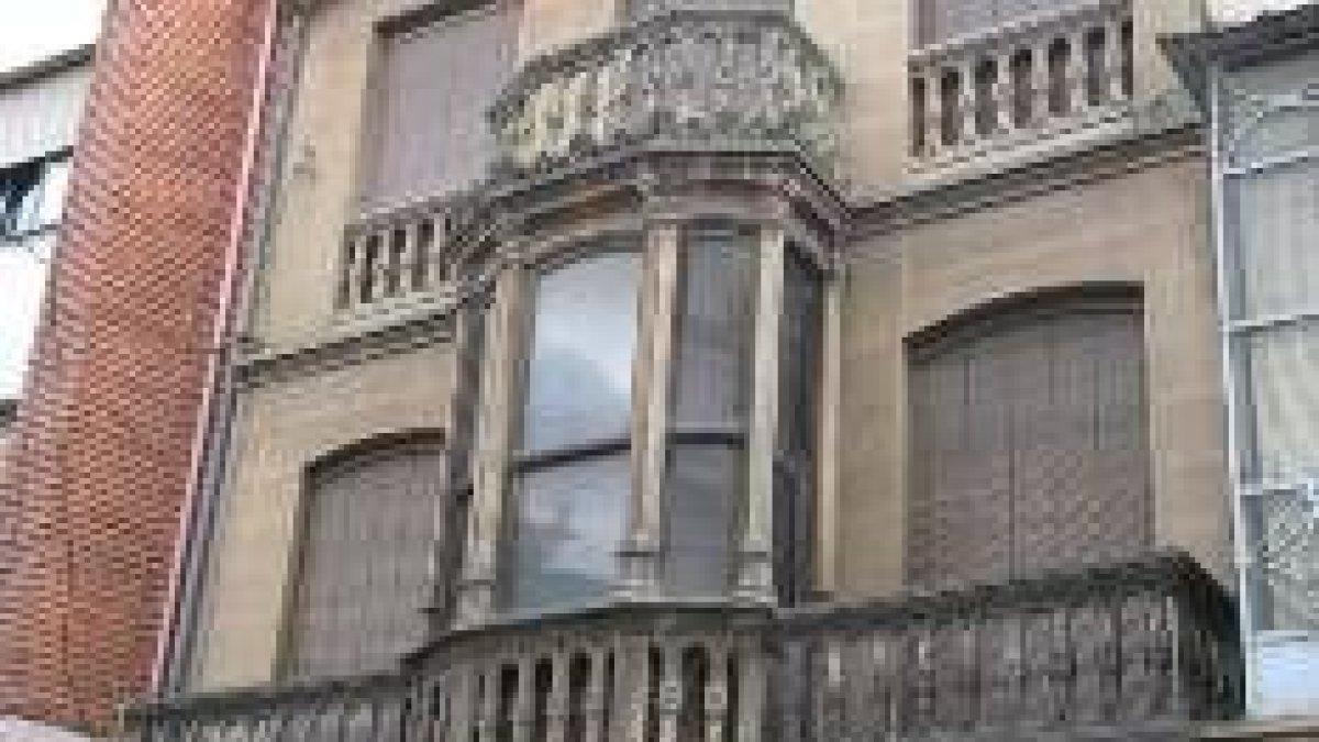 Balconada de una casa modernista de La Bañeza, incluida en el catálogo de protección