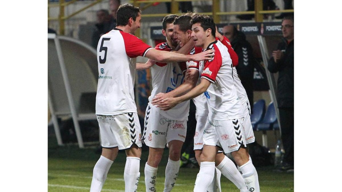 Los jugadores de la Cultural felicitan con efusividad a Pérez, autor del gol que dio la victoria a su equipo.
