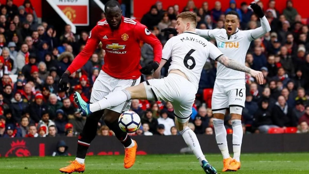 Lukaku, delantero del Manchester United, ante el Swansea.