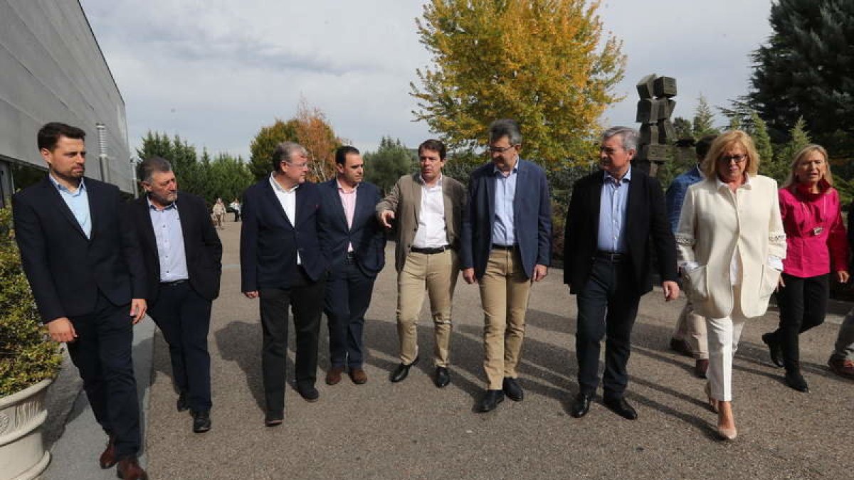 Fernández Mañueco, ayer, a su llegada a Carracedelo, donde se celebró la comida-mitin. ANA F. BARREDO