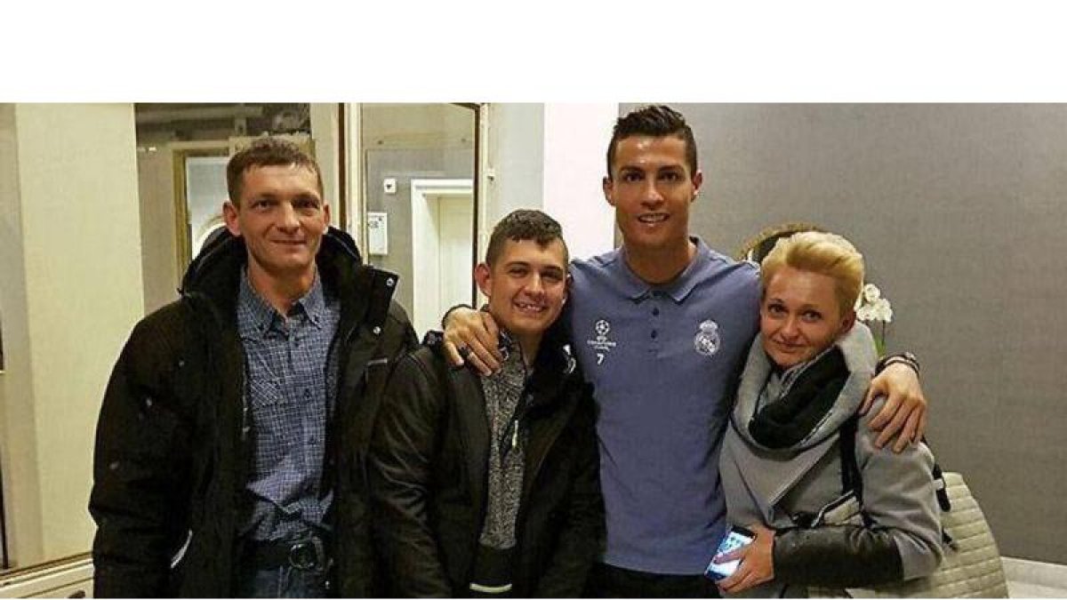 Cristiano Ronaldo con David Pawlaczyc en el hotel de concentración del Real Madrid.