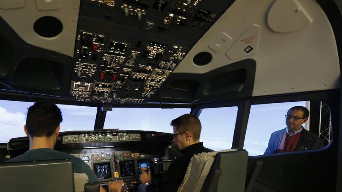 Dos personas prueban el simulador que permite recrear la sensación de un Boeing 737 de forma experimental.