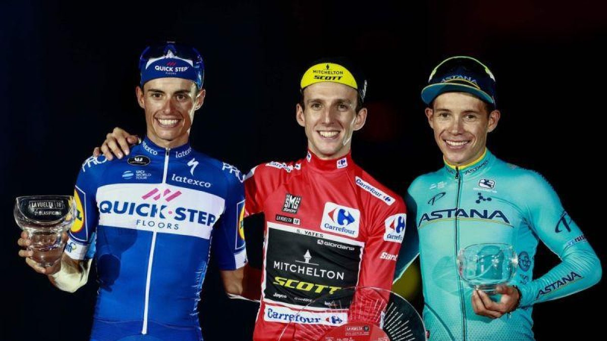 Simon Yates (en el centro), con Enric Mas (izquierda) y Miguel Ángel López, el podio de la Vuelta 2018.