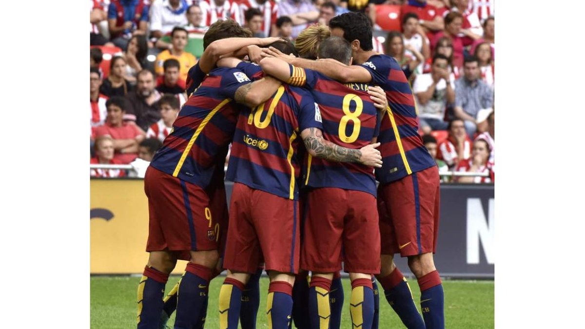 Los jugadores del Barcelona felicitan a Luis Suárez tras batir a Iraizoz.