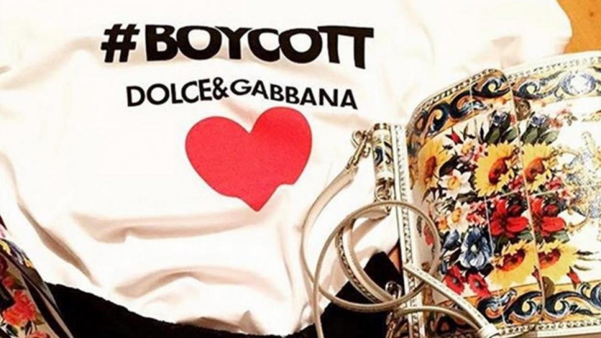 La camiseta con el hastag #BoycottDolceGabbana contraataca a los comentarios de los detractores de la firma.