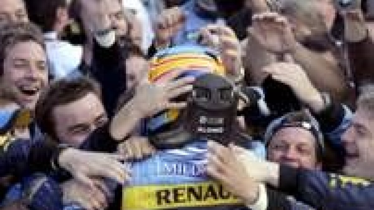 Todo el equipo Renault felicita a Alonso tras su brillante triunfo en el Gran Premio de Japón