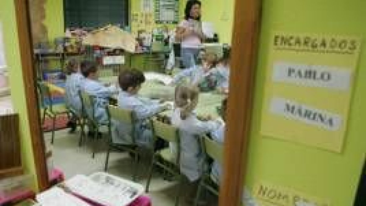 Una profesora imparte una clase a los alumnos de primaria del colegio de La Virgen del Camino