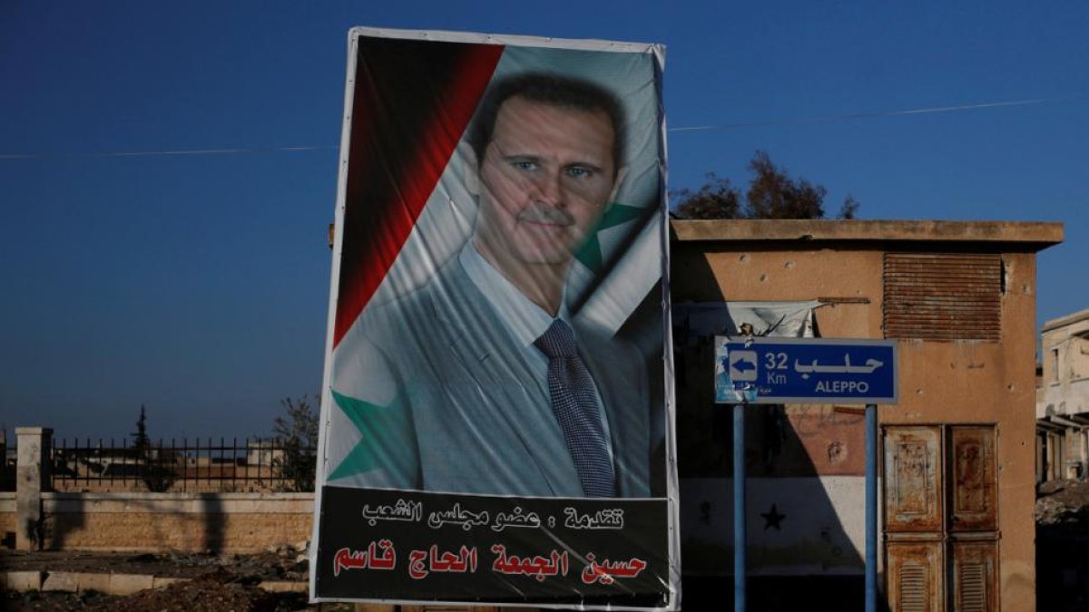 Retrato de asad en una zona de Alepo controlada por las tropas del régimen sirio.