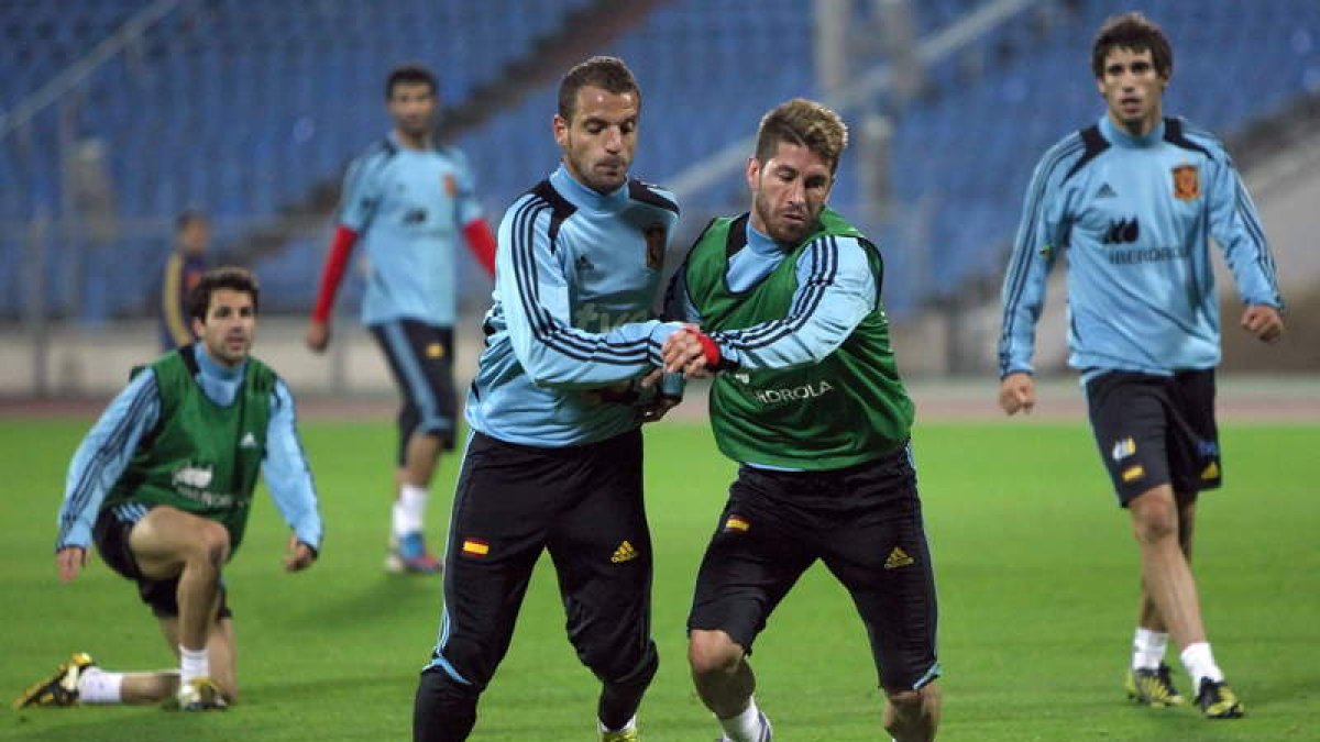 Soldado y Ramos pugnan por un balón, con Cesc y Javi Martínez al fondo, durante el entrenamiento de la selección en Minsk.
