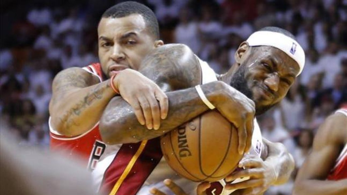 James, de los Heat, recibe una falta de Cook, de los Bulls.