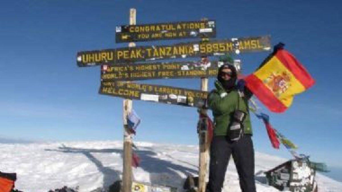 La montañera asturiana Rosa Fernández posa con la bandera española en la cima del Kilimanjaro