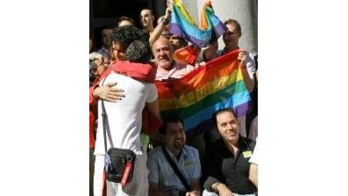 Pedro Zerolo abraza a su pareja, con la que se casará en breve, tras la aprobación de la ley