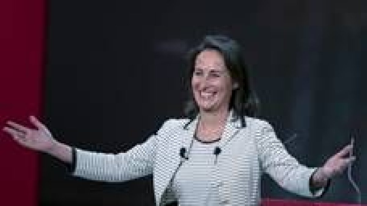 La candidata socialista a El Elíseo, Royal, saluda tras ser investida