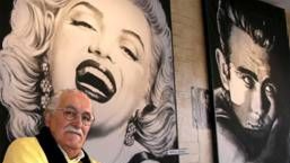 Velasco posa junto a dos de sus obras, Marilyn y James Dean